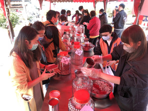 　津沙老酒節8日以津冬酒祭重出江湖，釀老酒技藝體驗、風糟鰻傳承、老酒與紅糟料理品嚐及津冬日市，3百多位鄉親攜家帶眷前往同樂。（圖／文：曹重偉）