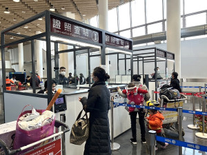 112年春節專案馬祖小三通8日福澳-琅岐首航,出境24人、入境14人;縣長王忠銘引導介紹動線及設施配置,議長張永江、陸委會副主委邱垂正到場共同見證小三通復航作業。(圖/文:馮紹夫)