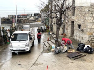 　北竿鄉112年度年終大掃除9日在橋仔誓師出發，軍民各界投入近百人次全面大整頓。（圖／文：陳鵬雄）