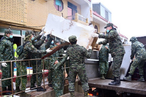 　東引鄉112年環境清潔週啟動，東引指揮部派遣國軍弟兄支援協助，軍民共同清淨家園、除舊佈新，歡喜迎接新年。（圖／文：陳其敏）