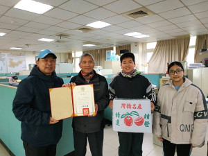 　玉兔迎春送感恩，中正國中小前往公車處及南竿警察所表達感謝。（圖：中正國中小）