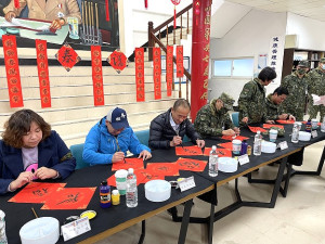 　北竿軍民各界9日上午在塘岐迎賓館舉辦現場揮毫贈春聯活動。（圖／文：陳鵬雄）
