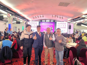 拍鑼食酒!新北市連江縣(馬祖)同鄉會8日舉行111年度歲末聯歡卡拉OK摸彩聯誼餐會,立委陳雪生等來賓到場向鄉親致意。(圖:曹祥祿)