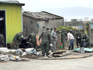 　北竿鄉年終大掃除作業在人口最多的塘岐村清出大量廢棄物。（圖／文：陳鵬雄）