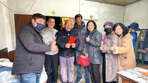 　縣長王忠銘走訪莒光賀新年，頒發代表會主席、副主席當選證書，並致贈65歲以上年長鄉親及身心障礙者春節慰問金。（圖／文：宋幸儒）