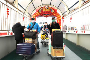 　112年春節馬祖小三通專案復航，馬祖吉順十號客船8日上午10時從福澳啟航，上午11時10分抵達琅岐碼頭，首航24位旅客下船。（圖：中新社）