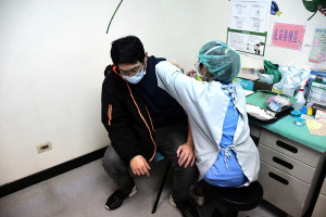 　疫苗打了沒？因應年節接近及小三通專案等因素，縣內再次掀起接種熱潮，縣醫連續週三上午門診預約都客滿，掛號大廳門庭若市。（圖／文：曹重偉）