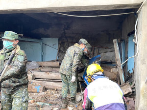 　除舊佈新迎新年！莒光鄉112年度年終大掃除正式啟動，12日於福正村進行大整頓。（圖／文：蔡夢玲）