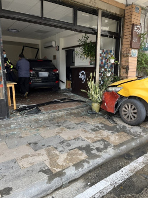 　北竿一輛自小客車12日中午衝進塘岐中正路一民宅，嚇壞附近居民。（圖／文：陳鵬雄）