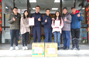 　介壽國中小師生前往警察局致贈水果與感謝狀，感謝警察保護校園安寧與師生交通安全。（圖／文：吳嘉榮）