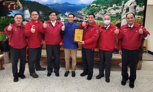 北竿分隊長陳其忠(右三)今年屆齡退休,任職期間多次深入火場搶救,減少人命財物損失;表彰他的貢獻,縣長王忠銘頒贈榮譽狀。(圖:連江縣消防局)