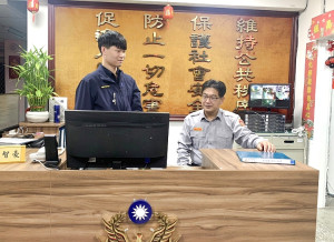 　民防中隊隊員曹爾章配合重要節安工作，與其他隊員一樣在南竿警察所值勤或外出巡邏，協助維護地方治安，讓鄉親平安過好年。（圖：連江縣警察局）