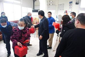 　縣長王忠銘、議長張永江前往福澳村致贈弱勢族群春節慰問金及轉贈年菜禮盒；王忠銘並拜訪長者家戶及致贈禮金，這位依嬤今年已102歲。（圖／文：曹重偉）
