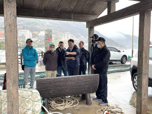 　交旅局邀北竿各級民代及公所現勘橋仔碼頭公廁預定地。（圖／文：陳鵬雄）