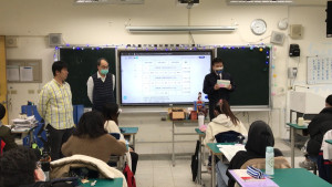112學年度大學學科能力測驗登場,副縣長陳冠人為考生加油打氣及致贈餐盒,轉達縣長王忠銘關心。(圖/文:吳嘉榮)