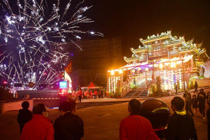 　山隴北極玄天宮14日舉辦新春圓堂點燈祈福，會長陳志國、縣長王忠銘、議長張永江等按下電擎，霎時煙火齊放、整座廟宇金碧輝煌。（圖／文：曹重偉）