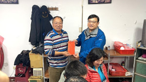 西莒消防分隊辦理消防餐會,局長曹典鈺前來莒光與消防同仁餐敘致贈加菜金,表揚模範義消陳秉傑,並祝大家新年快樂。(圖/文:宋幸儒)