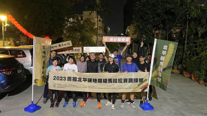 　2023年北竿硬地超馬賽訓練營8日在北市大直開訓，市民跑者之王李智群擔任總教練，20多位報名跑友參與。（圖：蜂巢行銷顧問公司）