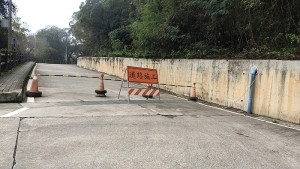 　聚英路入口處進行埋設寬頻管道工程，該路入口處（福澳嶺）至勝利之路勒石前路段暫時無法通行。（圖：馬祖日報）