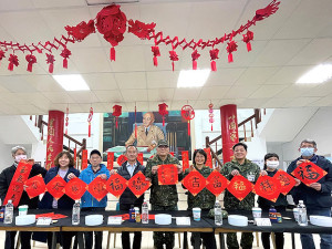 指揮官與鄉親活動後一同合影。(圖:張閔翔)