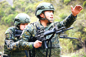 官兵向目標位置搜索前進。(圖:陸柏熏)