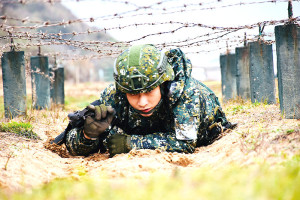 官兵穿越五百障礙低絆網項目。(圖:陸柏熏)