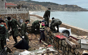 莒光守備大隊官兵落實愛民打掃。(圖:陳柏村)