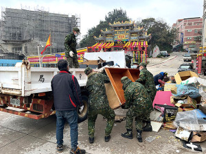 南竿守備大隊官兵協助民眾垃圾清運。(圖:邱致傑)