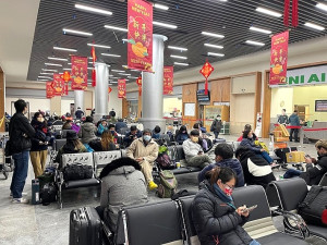 南竿機場15日上午搭機及等待候補旅客場景,14日旅客選擇搭船,紓緩機場滯留人潮。(圖:馬祖日報)
