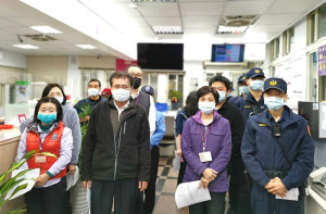 年關將近,亦為金融機構最易被歹徒覬覦的時刻,南竿警察所與台銀馬祖分行合辦防搶演練,過程逼真。(圖:連江縣警察局南竿警察所)