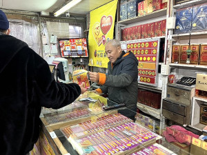　過年刮刮樂、彩券買氣旺，地區一名軍人刮刮樂幸運刮中10萬元獎金。（圖／文：馮紹夫）