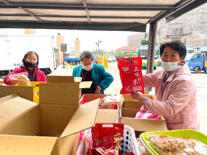 　今年山隴市場仍是福澳頂好特產店、最老餅店美味軒擺攤銷售，禮袋綜合口味包裝1包150元，一般包裝100元，仍維持原價。（圖：馬祖日報）