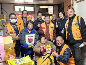 馬祖獅子會關心地區特困家庭,16日與南警所捐贈愛心物資。(圖/文:馮紹夫)