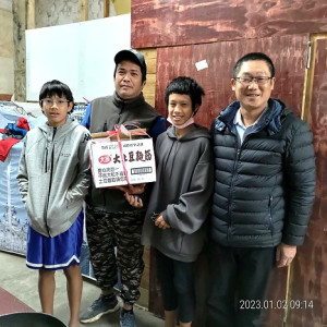 　莒光警察所所長張嘉成關懷地區弱勢家庭，自掏腰包採買物資，致贈弱勢家庭，深得民眾感謝。（圖／文：宋幸儒）