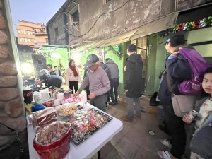 　產發處2022「島上好」馬祖社區規劃師輔導開門週第5場牛角老屋花園土窯烤蕃薯+烤肉趴歲末活動，開心享受田園樂。（圖：馬祖芙蓉海畫會）