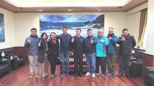 莒光鄉長、議員、代表及村長等一行16日聯袂拜會縣長,就民生物資前運、公共建設議題等進行交換意見。(圖:連江縣政府)