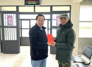 　議長張永江向東引國軍官兵祝賀春節，並贈送加菜金，由指揮官賴政豐少將代表接受。（圖：連江縣議會）