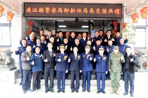 　縣警局原局長郭順德調任台中市政府警察局主任秘書，由原保安警察第七總隊副總隊長張隆興（上圖右）接任；縣長王忠銘主持交接典禮。（圖／文：曹重偉）