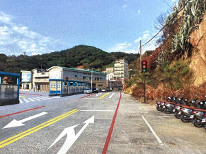 港務處針對北竿白沙南碼頭車輛進出動線做調整,初步方案為開放港務大樓前方空地為車道。(圖:港務處提供)