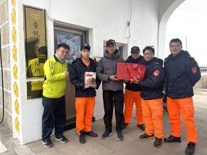 莒光鄉鄉長陳樂禮致贈年菜及年節禮盒,感謝海岸巡及警消單位,年節期間堅守崗位,守護地區及鄉親的財產安全。(圖/文:宋幸儒)