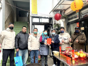 東引鄉長林德建、鄉代表、村長等人共同代表縣長王忠銘發放春節慰問禮金，向長輩、經濟弱勢家庭獻上新年祝福。（圖：東引鄉公所）