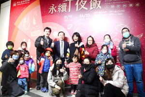 　文化處永續年夜飯－人類世的餐桌特展開幕，現場介紹臺灣多元族群的節慶料理，馬祖場當然少不了老酒、紅糟鰻等在地年節美食。（圖／文：曹重偉）