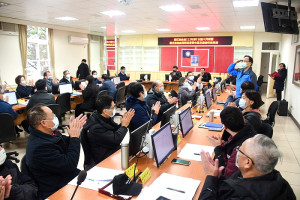 　縣府第1次擴大主管月報，新的一年，縣長王忠銘強調執行工作遇到問題時，態度是關鍵，與主管共勉。（圖／文：曹重偉）