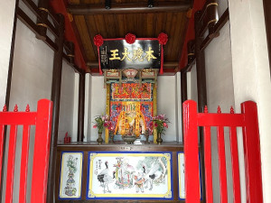 　縣定古蹟芹壁天后宮主廟殿內趕在農曆年前修復完成，整修後的老廟風華依舊。（圖／文：陳鵬雄）