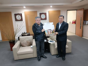 　產發處長林志豐18日拜會漁業署長張致盛，爭取馬祖漁業建設及推廣相關補助經費獲署肯定及支持。（圖：連江縣政府產發處）