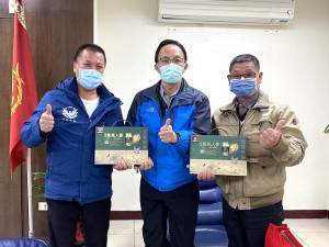 新任縣警局長張隆興致贈各所民防小隊長等幹部春節小禮品,感謝規劃協勤重要節日安全維護工作。(圖:連江縣警察局)