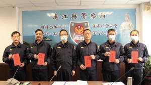 春節在即,大多數員警無法返台與家人團圓,警察局長張隆興頒發局內各外勤單位春節加菜金,感謝同仁連假期間堅守崗位。(圖:連江縣警察局)