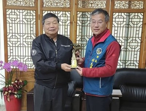 南竿鄉再獲連江縣節電全縣冠軍,台電馬祖區營業處長楊志潡日前代表台電頒贈111年節電獎盃。(圖:台電馬祖區營業處)