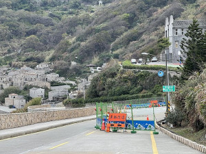 　環島北路中山國中至播音站段配合截流系統管路更新，多處路面已開挖並設置圍籬。（圖／文：陳鵬雄）