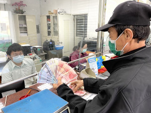 　換新鈔　過好年。（圖與文：陳鵬雄）